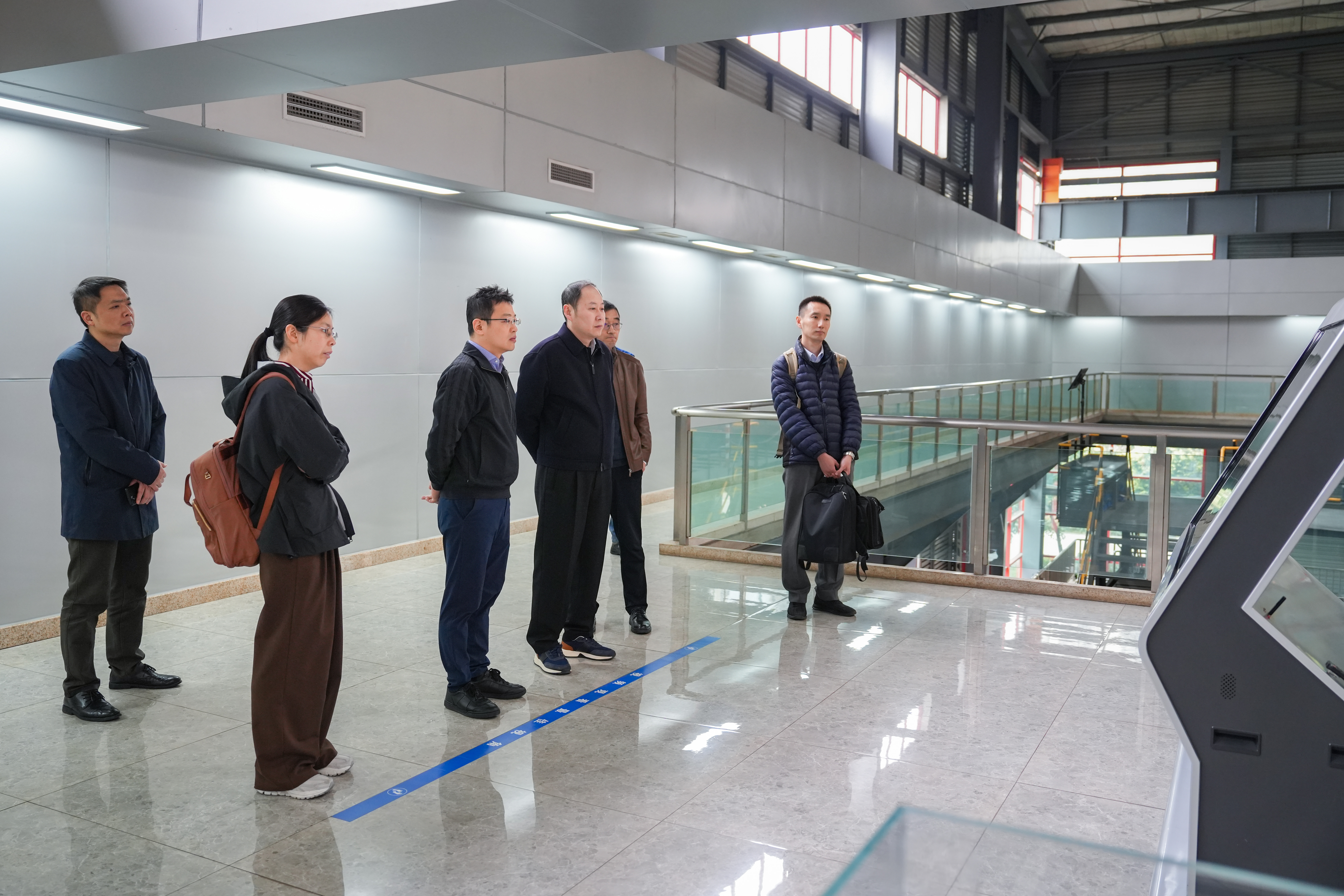 中信環(huán)境黨委委員、副總經(jīng)理王松一行到三峰環(huán)境集團(tuán)考察交流